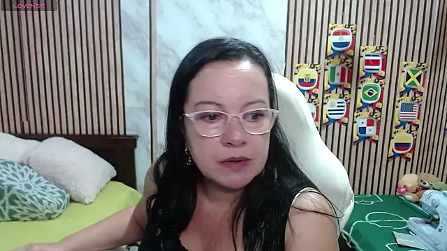 Snapshot of Sonialorens_ chatting on 06.26.26 Sonialorens online show from 06.26.26