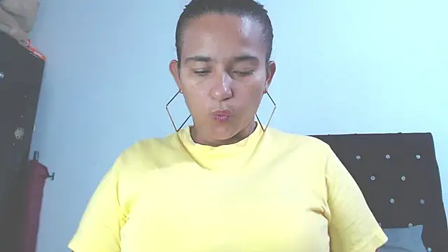 Snapshot of isabella_dirty69 chatting on 05.19.26 isabella dirty69 online show from 05.19.26