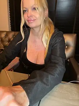 Lisavontease online show from 10.18.25