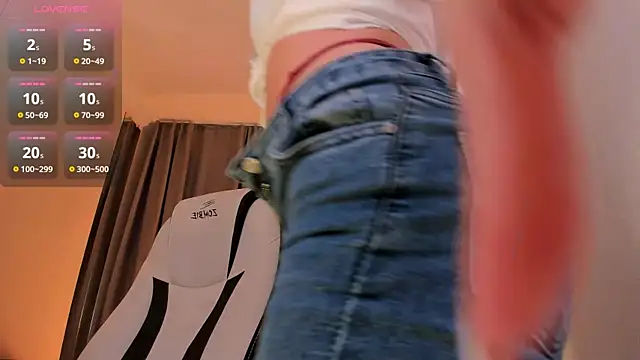Snapshot of Roxana_Wet_ chatting on 02.21.25 Roxana Wet online show from 02.21.25