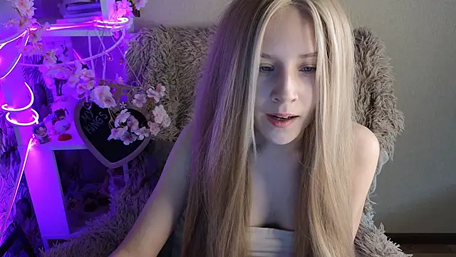 Snapshot of sarakaell chatting on 09.12.25 sarakaell online show from 09.12.25