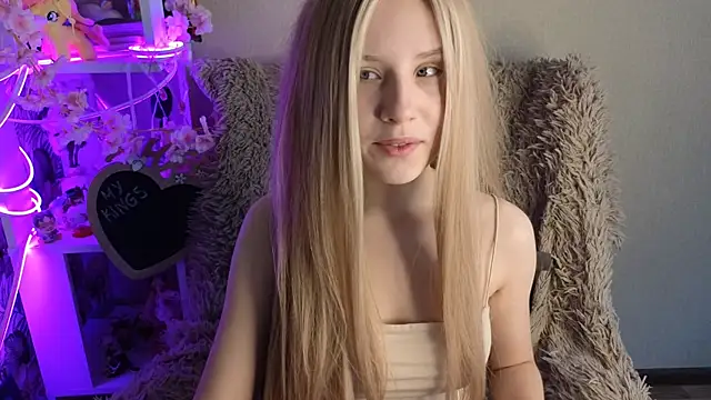 Snapshot of sarakaell chatting on 10.13.25 sarakaell online show from 10.13.25