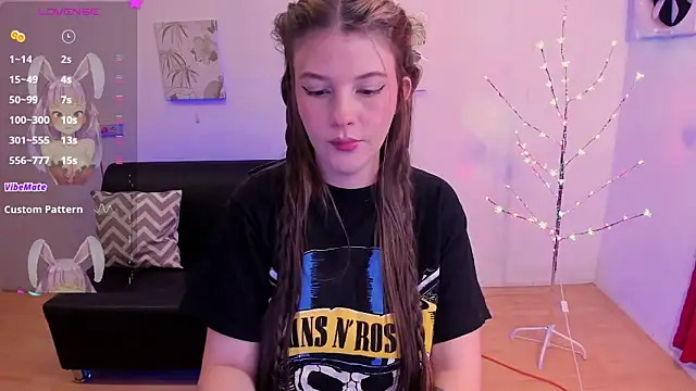 Snapshot of MillySandlerr chatting on 01.28.25 MillySandlerr online show from 01.28.25