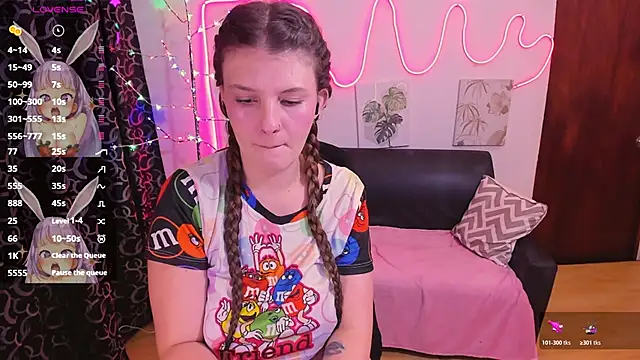 Snapshot of MillySandlerr chatting on 12.21.25 MillySandlerr online show from 12.21.25