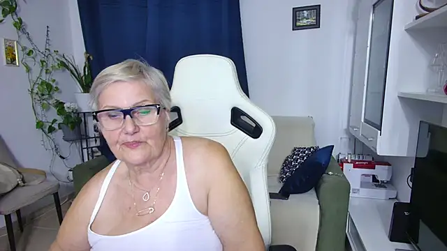 Snapshot of Selenna57 chatting on 04.20.26 Selenna57 online show from 04.20.26