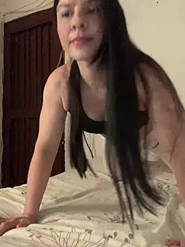 Snapshot of Estefani_32 chatting on 04.21.26 Estefani 32 online show from 04.21.26