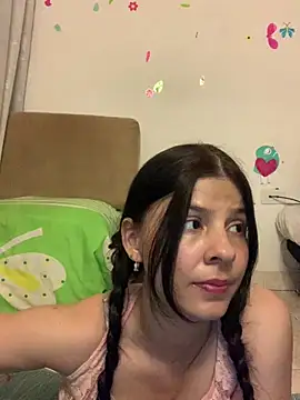 Snapshot of Estefani_32 chatting on 04.28.26 Estefani 32 online show from 04.28.26