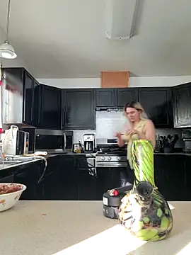 Snapshot of ScarletCallings420 chatting on 04.01.26 ScarletCallings420 online show from 04.01.26