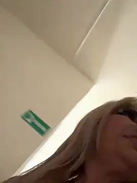 Snapshot of scarlett_sexx69 chatting on 09.22.25 scarlett sexx69 online show from 09.22.25