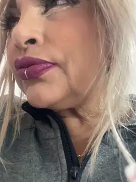 Snapshot of scarlett_sexx69 chatting on 09.26.25 scarlett sexx69 online show from 09.26.25