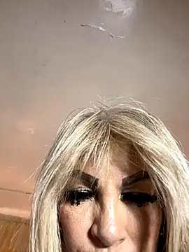 Snapshot of scarlett_sexx69 chatting on 10.30.25 scarlett sexx69 online show from 10.30.25