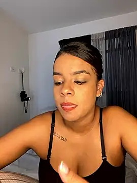 Snapshot of trianawhite chatting on 12.02.24 trianawhite online show from 12.02.24