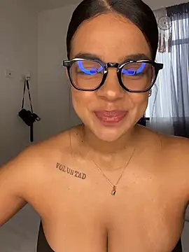 Snapshot of trianawhite chatting on 03.15.25 trianawhite online show from 03.15.25