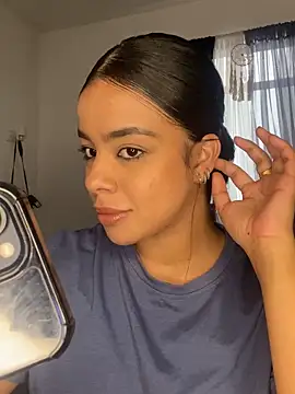 Snapshot of trianawhite chatting on 03.20.25 trianawhite online show from 03.20.25