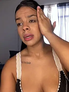 Snapshot of trianawhite chatting on 10.04.25 trianawhite online show from 10.04.25