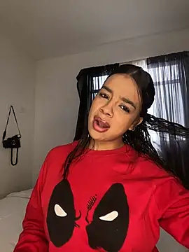 Snapshot of trianawhite chatting on 10.14.25 trianawhite online show from 10.14.25