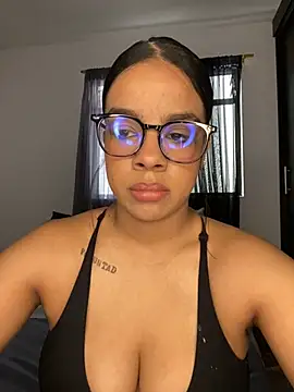 Snapshot of trianawhite chatting on 06.18.26 trianawhite online show from 06.18.26