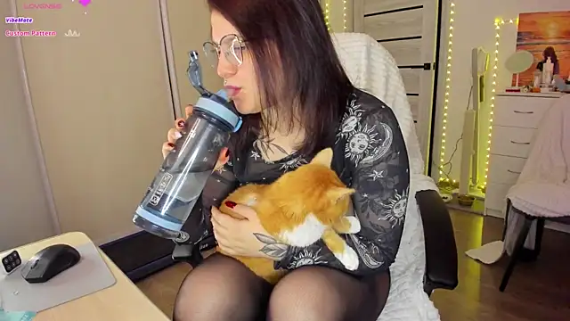 Snapshot of Ophelia_mm chatting on 12.16.25 Ophelia mm online show from 12.16.25