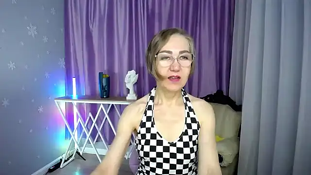 queen a n i online show from 10.31.25