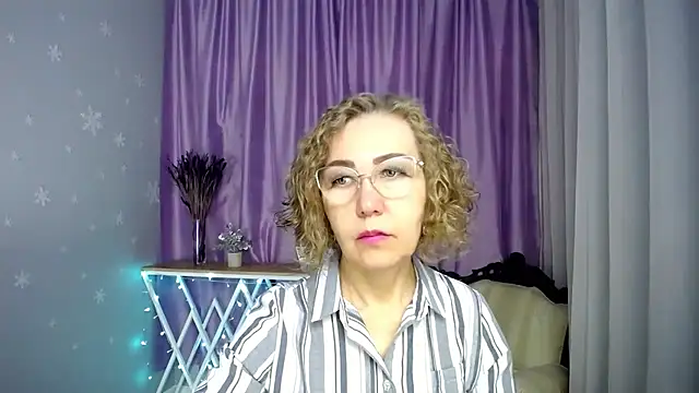 Snapshot of queen_a_n_i chatting on 06.25.26 queen a n i online show from 06.25.26