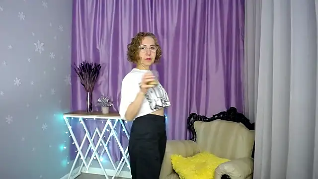 Snapshot of queen_a_n_i chatting on 06.28.26 queen a n i online show from 06.28.26