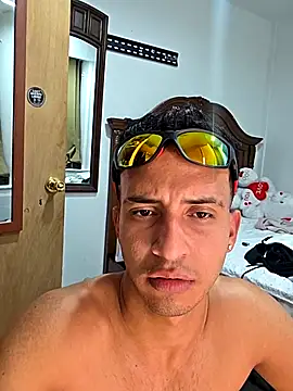 Snapshot of Torresmor chatting on 11.22.25 Torresmor online show from 11.22.25