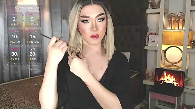 Snapshot of Local_Hoelyx chatting on 12.12.24 Local Hoelyx online show from 12.12.24