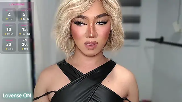 Snapshot of Local_Hoelyx chatting on 10.11.25 Local Hoelyx online show from 10.11.25