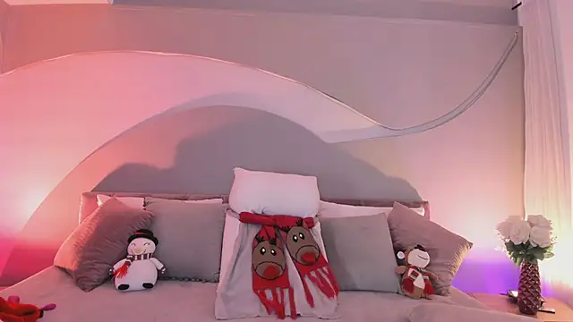 Snapshot of Nicolle_W chatting on 12.19.25 Nicolle W online show from 12.19.25