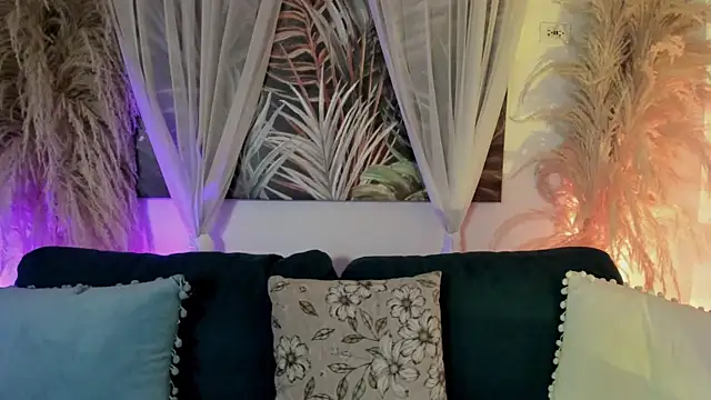 Snapshot of Nicolle_W chatting on 04.18.26 Nicolle W online show from 04.18.26