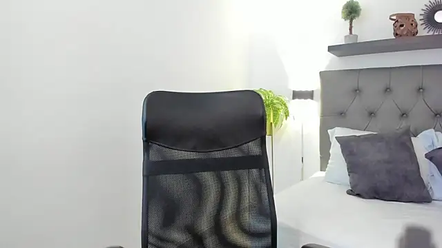 Snapshot of bella_99_ chatting on 04.15.26 bella 99 online show from 04.15.26