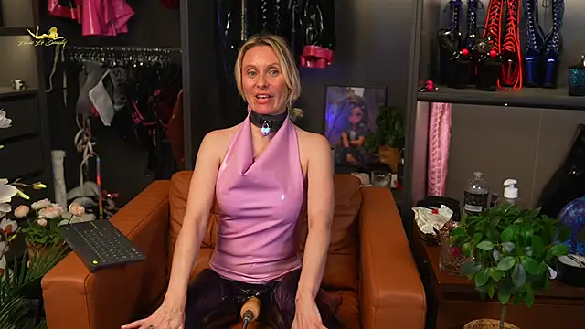 Snapshot of lacie_le_beauty chatting on 12.26.24 lacie le beauty online show from 12.26.24