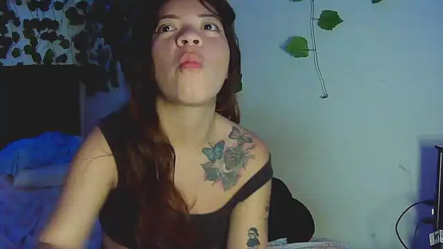 Snapshot of fresa_caliente chatting on 12.02.24 fresa caliente online show from 12.02.24