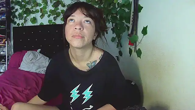 Snapshot of fresa_caliente chatting on 12.24.24 fresa caliente online show from 12.24.24