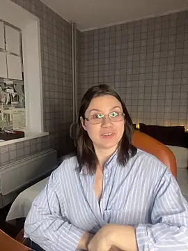 Snapshot of NinaVI chatting on 12.21.25 NinaVI online show from 12.21.25