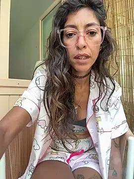 Snapshot of amanilouve chatting on 04.18.26 amanilouve online show from 04.18.26