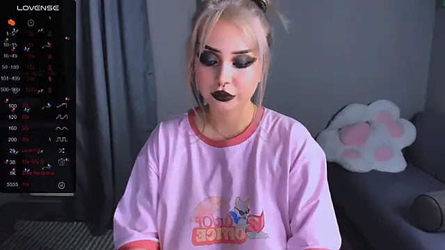 MonaLauu online show from 11.29.25