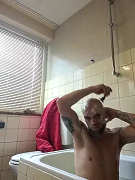 Snapshot of Ladyshaker82 chatting on 11.08.25 Ladyshaker82 online show from 11.08.25