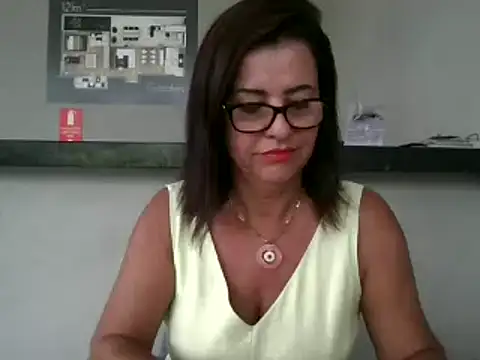 Snapshot of Linda1975 chatting on 02.05.25 Linda1975 online show from 02.05.25