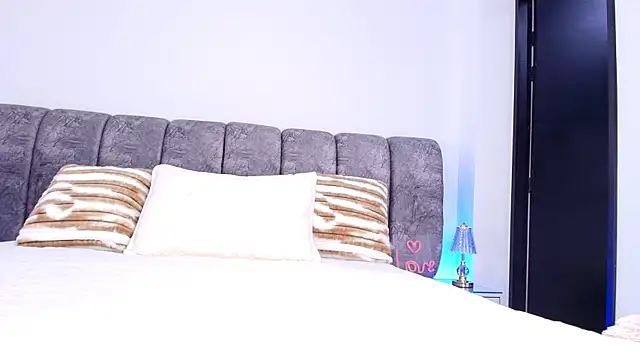 Snapshot of naia_blessed chatting on 11.21.25 naia blessed online show from 11.21.25