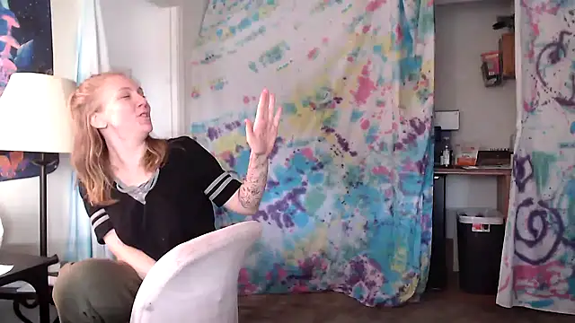 Snapshot of coryandthepeach chatting on 12.16.24 coryandthepeach online show from 12.16.24