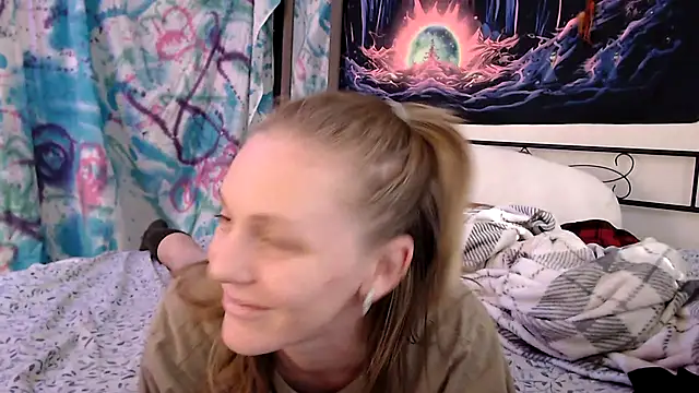 Snapshot of coryandthepeach chatting on 12.23.24 coryandthepeach online show from 12.23.24