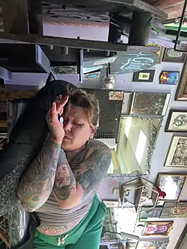 Snapshot of evacheers chatting on 02.02.25 evacheers online show from 02.02.25