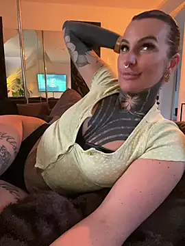Snapshot of InkedBiitch chatting on 04.17.26 InkedBiitch online show from 04.17.26