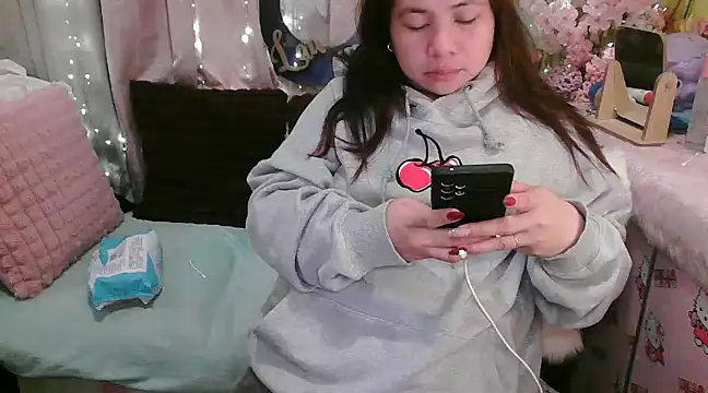 Snapshot of OhmyPinay chatting on 12.17.24 OhmyPinay online show from 12.17.24