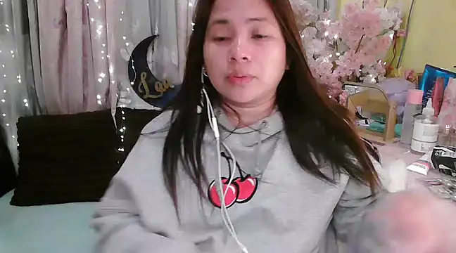 Snapshot of OhmyPinay chatting on 12.19.24 OhmyPinay online show from 12.19.24