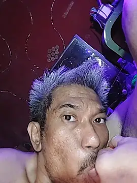 Snapshot of UncleHusz chatting on 10.13.25 UncleHusz online show from 10.13.25