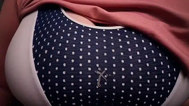 AnnyelinnaLove online show from 12.14.25