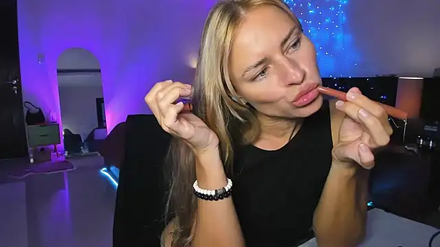 Snapshot of holy_khloe chatting on 03.03.25 holy khloe online show from 03.03.25