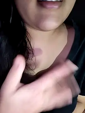 Snapshot of Annerae chatting on 10.29.25 Annerae online show from 10.29.25